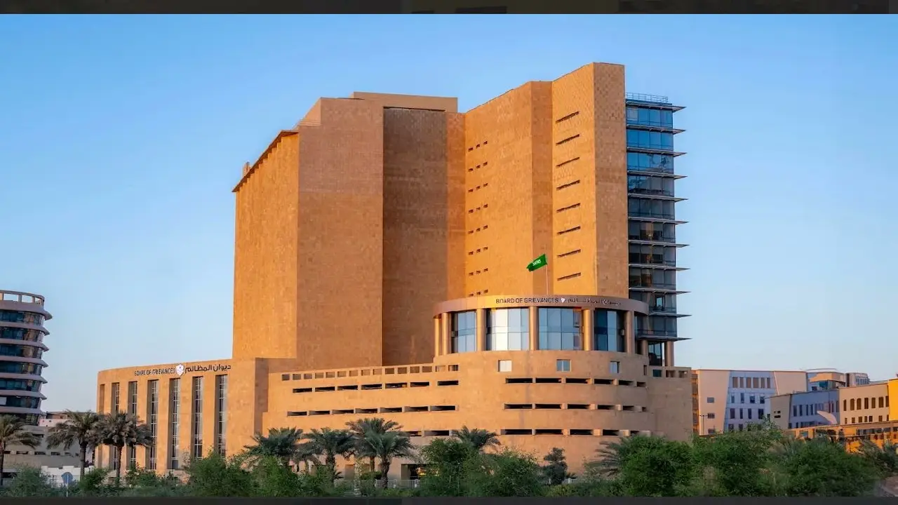 السعودية تنهي خدمة موظف لعدم التزامه بمتطلبات ومهماته الوظيفية المحددة بالعمل